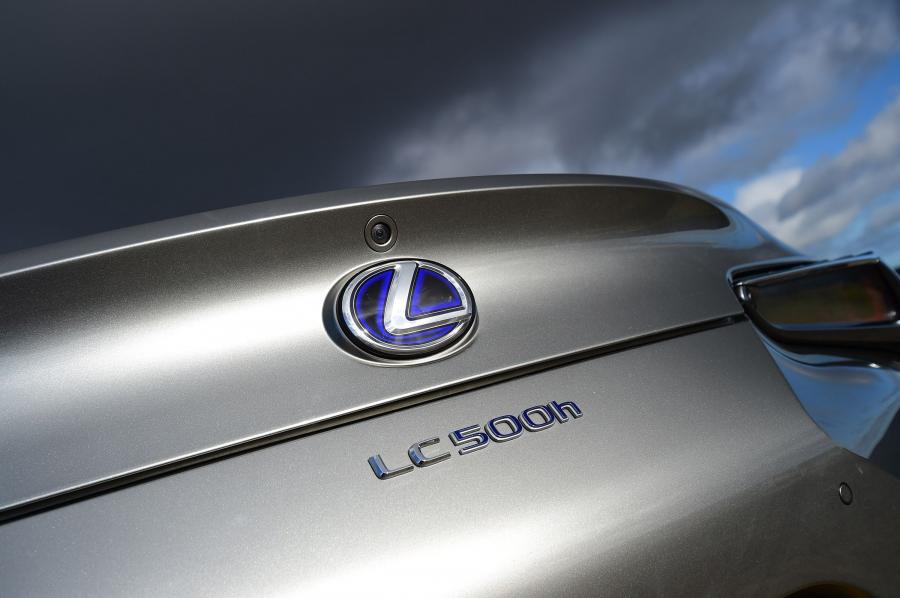 Логотип Lexus LC500h 2017 года  (UK) (фото 15 из 41)